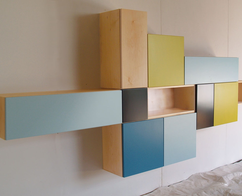 Ein Hängeregal mit verschiedenen Elementen